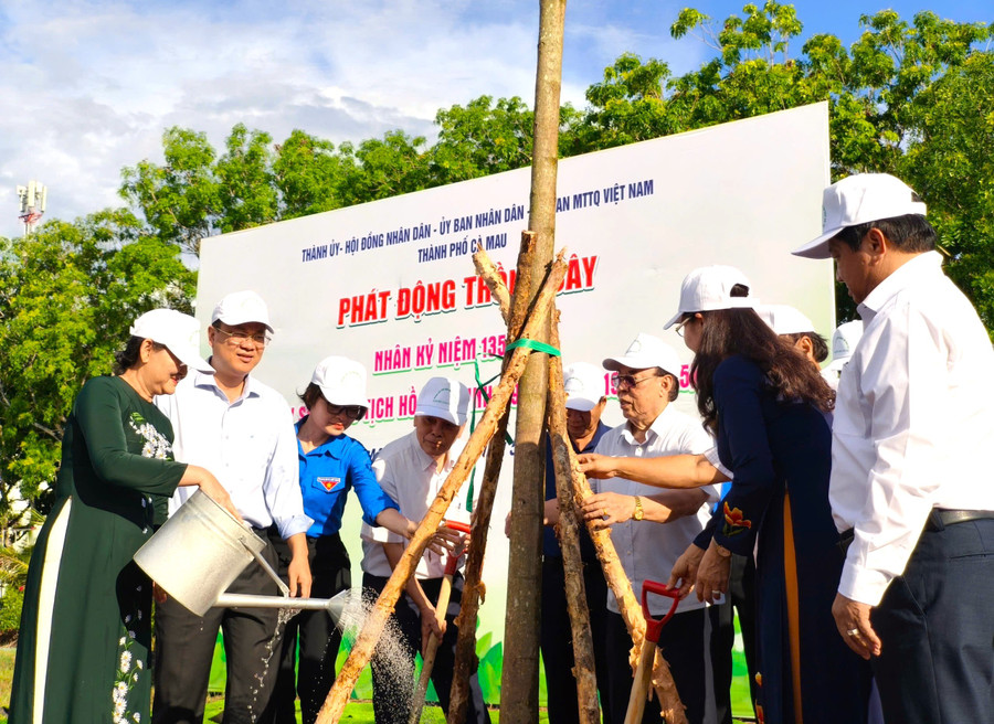 Lãnh đạo tỉnh trồng cây trên tuyến đường Nguyễn Văn Bảy (TP Cà Mau). trong-cay-2.jpg