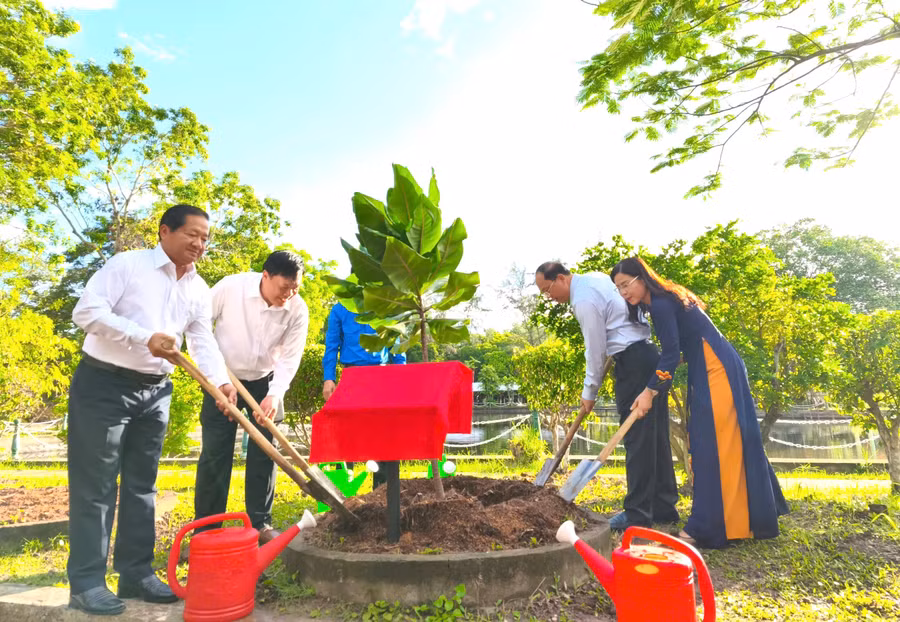 Lãnh đạo tỉnh Cà Mau trồng cây bàng vuông trong Khu tưởng niệm Chủ tịch Hồ Chí Minh (TP Cà Mau).