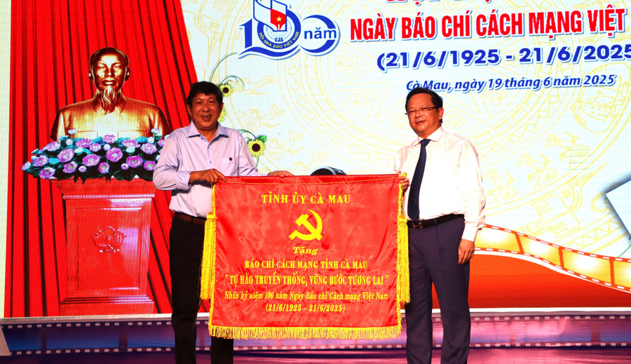 Tỉnh ủy Cà Mau tặng bức trướng cho Báo chí cách mạng Cà Mau. bao-chi-1-7672.jpg