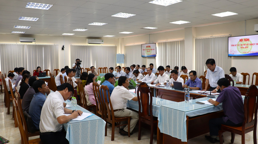 Quang cảnh diễn ra cuộc họp. thi-thu-tot-nghiep-10.jpg