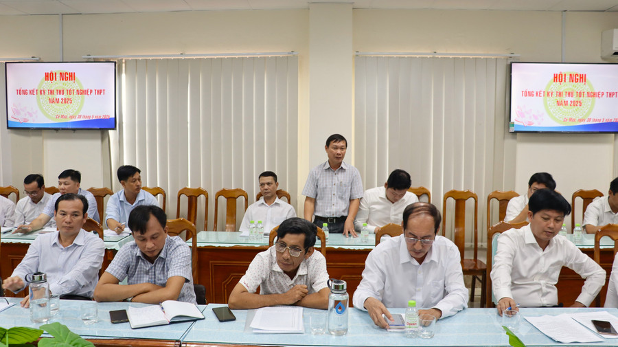Đại diện Trường THPT Tắc Vân (TP Cà Mau) phát biểu tại cuộc họp. thi-thu-tot-nghiep-8.jpg