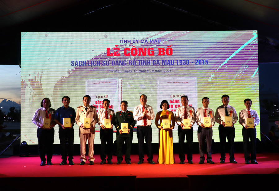 Ông Nguyễn Hồ Hải, Bí thư Tỉnh ủy Cà Mau tặng sách lịch sử Đảng bộ tỉnh Cà Mau cho các tổ chức Đảng. khanh-thanh-10.jpg