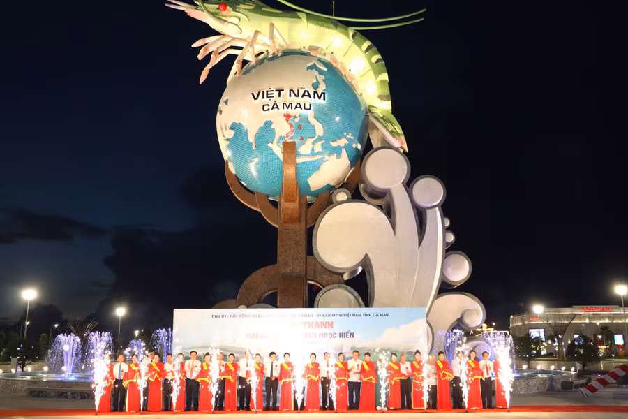 Lãnh đạo tỉnh cắt băng khánh thành các công trình tại Quảng trường Phan Ngọc Hiển.