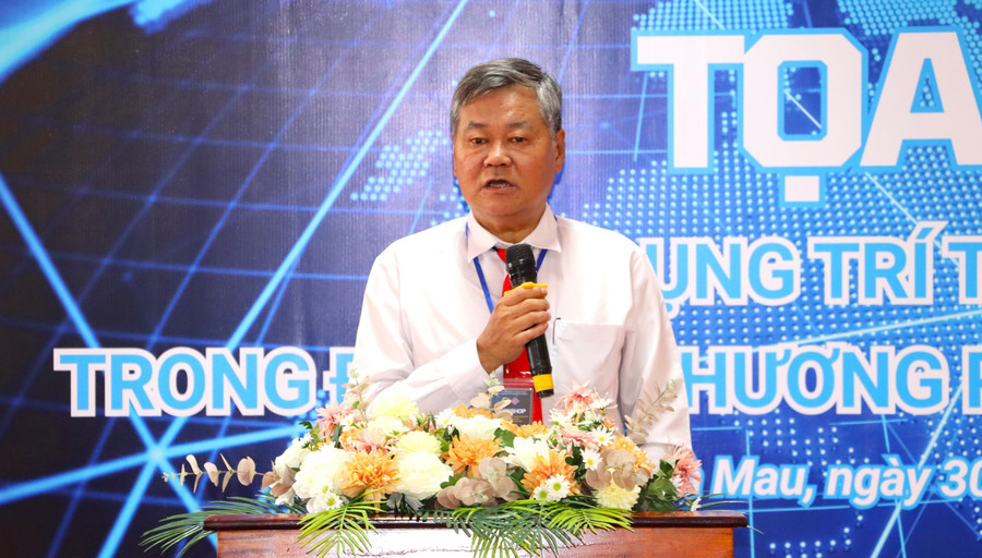 Đại biểu trình bày tham luận. toa-dam-10.jpg