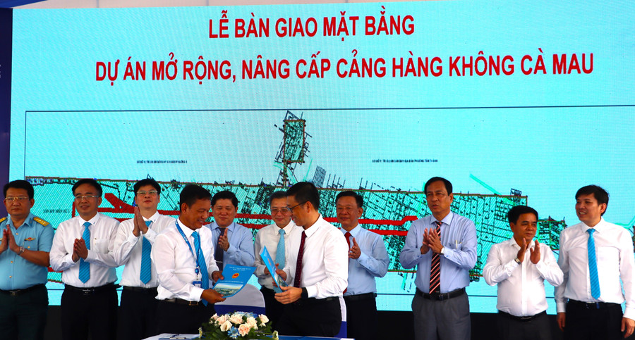 Đại diện ACV và chính quyền địa phương ký kết thỏa thuận bàn giao mặt bằng dự án. khoi-cong-cang-hang-khong-2.jpg