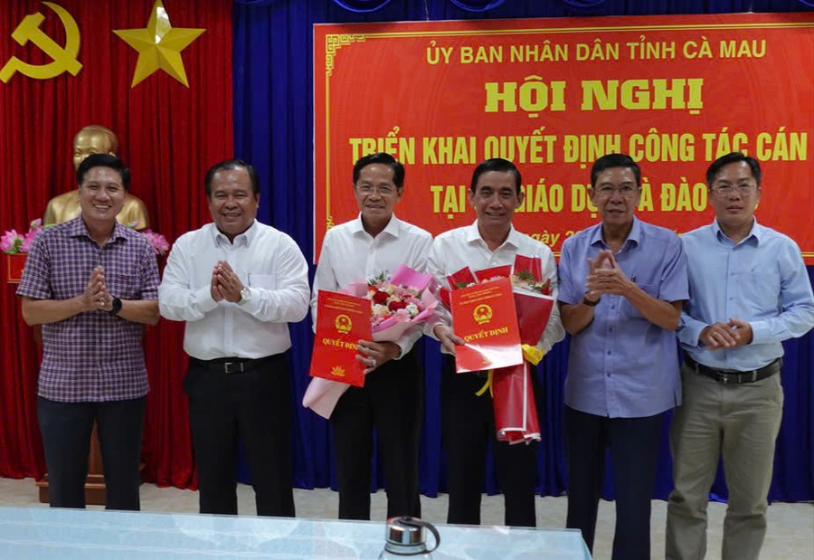 Lãnh đạo tỉnh chúc mừng 2 lãnh đạo Sở GD&ĐT Cà Mau được tái bổ nhiệm.