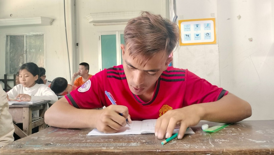 Một học sinh lớn tuổi trong lớp cô Thiết. lop-tinh-thuong-6.jpg