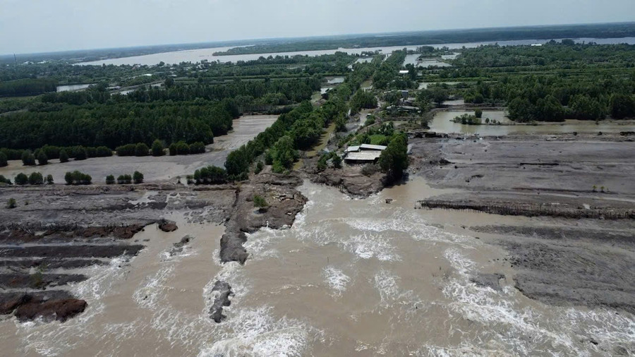 Sạt lở bờ sông, bờ biển ở Cà Mau ngày càng diễn biến phức tạp. 