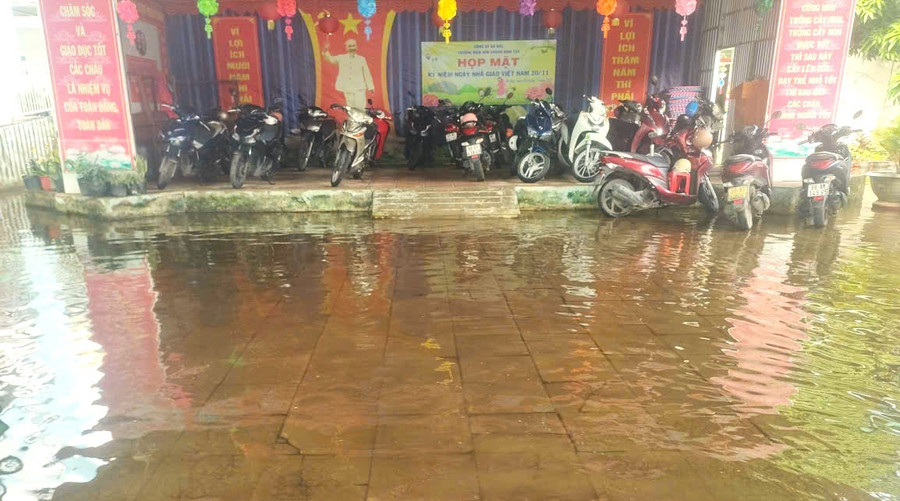 Xung quanh trường đều ngập, sân khấu được tận dụng làm nơi để xe.