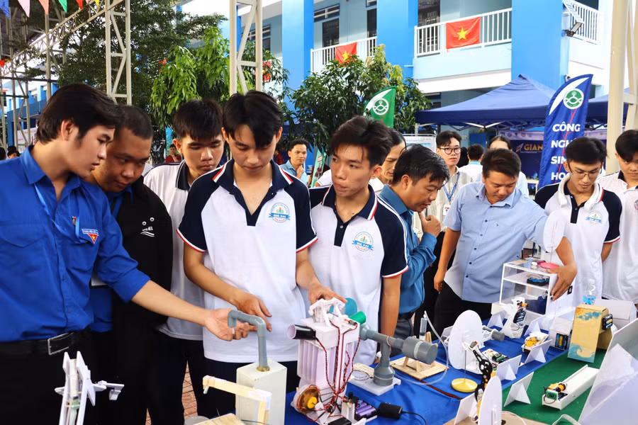 Gian hàng trưng bày các sản phẩm STEM của Trường THPT Giá Rai.