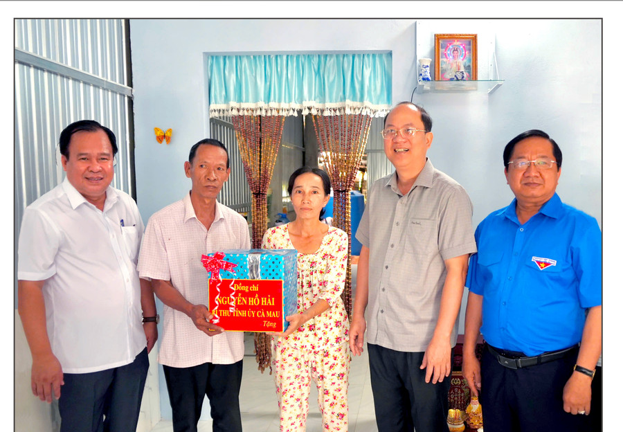 Lãnh đạo tỉnh Cà Mau thăm hỏi gia đình được hỗ trợ nhà ở. xoa-nha-tam-6.jpg