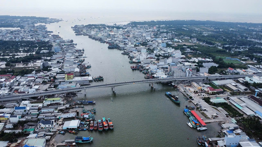 Cửa biển Sông Đốc, Cà Mau. ngu-dan-cua-bien-lon-nhat-dbscl-don-tet-1.jpg