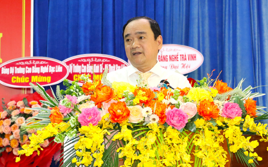 Ông Từ Hoàng Ân, Hiệu trưởng Trường Cao đẳng Nghề Việt Nam - Hàn Quốc Cà Mau phát biểu khai mạc. dai-hoi-5.jpg