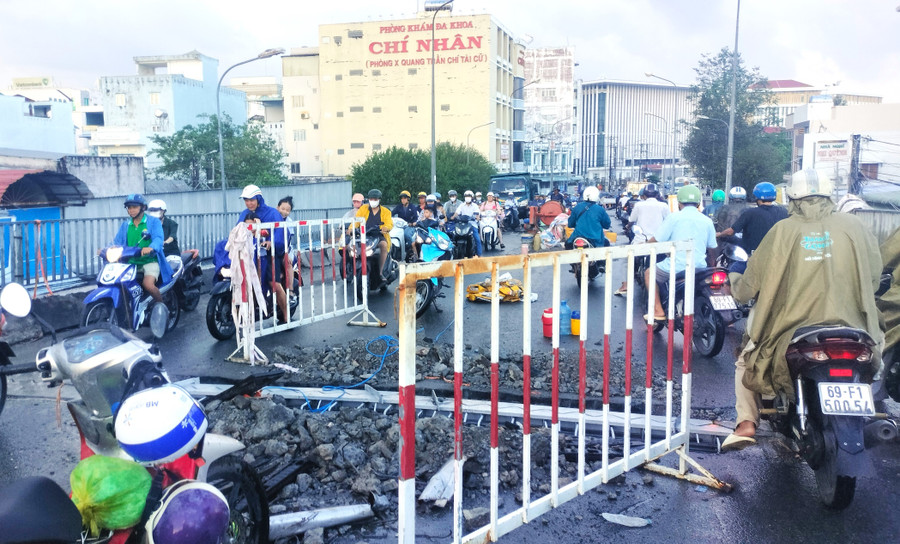 Một đoạn thi công trên cầu Huỳnh Thúc Kháng, Cà Mau.