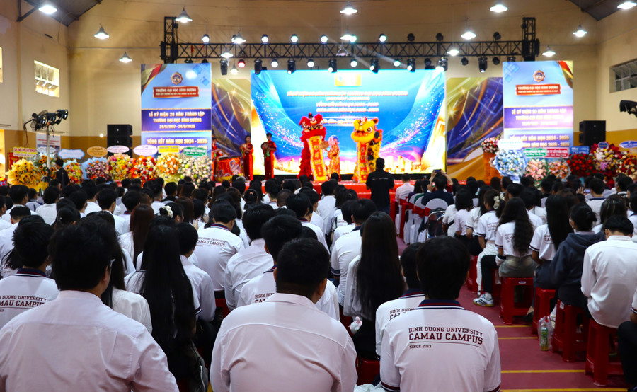 Quang cảnh lễ kỷ niệm 28 năm thành lập Trường ĐH Bình Dương.