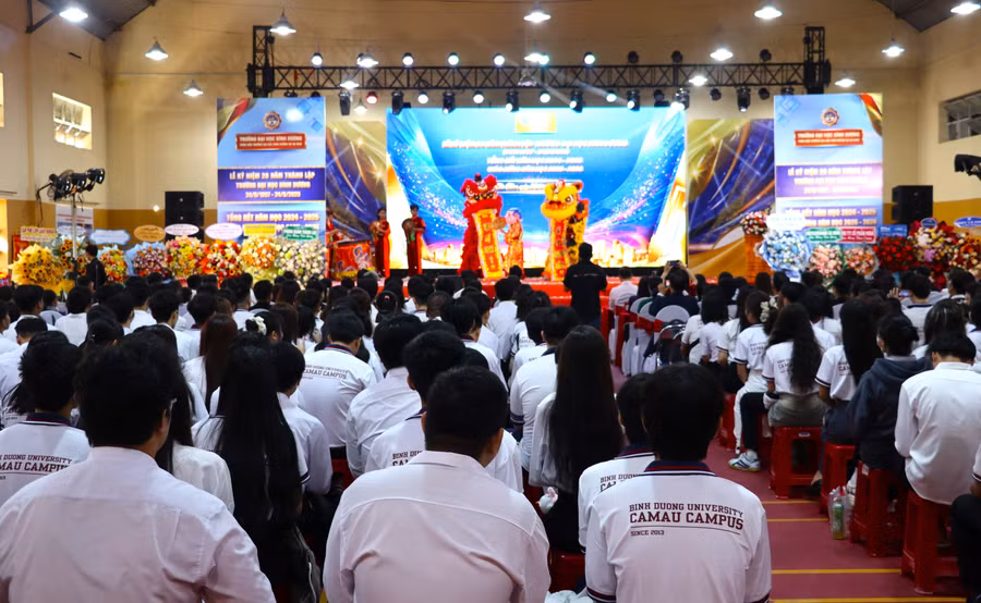 Quang cảnh lễ kỷ niệm 28 năm thành lập Trường ĐH Bình Dương.