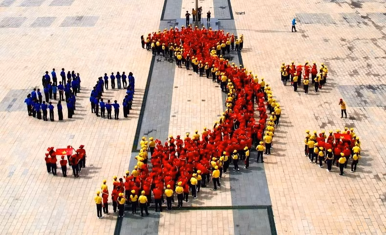 Thanh niên, học sinh xếp hình bản đồ Việt Nam. (Ảnh: Phan Thanh Cường)