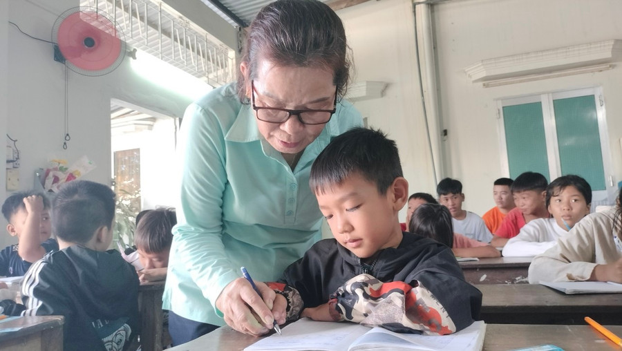 La provincia de Ca Mau tiene muchas clases de alfabetización organizadas para adaptarse a cada grupo objetivo. nhung-giao-vien-khong-tuoi-huu-2.jpg