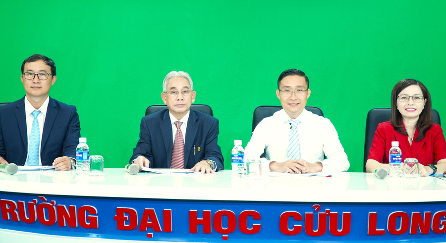 Ban Tư vấn tuyển sinh Trường Đại học Cửu Long và MC chương trình. tu-van-1.jpg