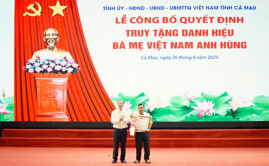 Ông Nguyễn Hồ Hải, Bí thư Tỉnh ủy Cà Mau trao bằng truy tặng danh hiệu “Bà mẹ Việt Nam Anh hùng” cho gia đình Mẹ Đồng Thị Mười. gen-n-4.jpg