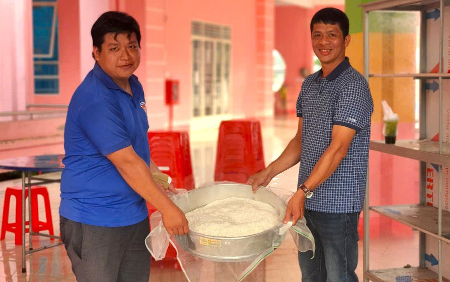 Tình nguyện viên nấu cơm hỗ trợ bữa ăn trưa cho thí sinh. gen-n-ho-tro-thi-sinh-8.jpg