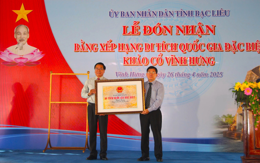 Đại diện Bộ Văn hóa, Thể thao và Du lịch trao Bằng Di tích Quốc gia đặc biệt cho đại diện tỉnh Bạc Liêu. thap-co-vinh-hung-4.jpg