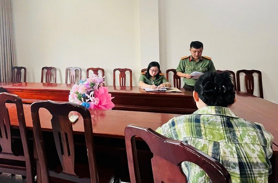 Bà N làm việc với cơ quan chức năng. sai-su-that.png