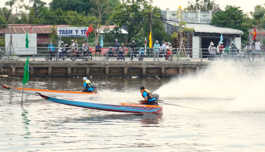 Các vận động viên tranh tài đua vỏ máy composite.