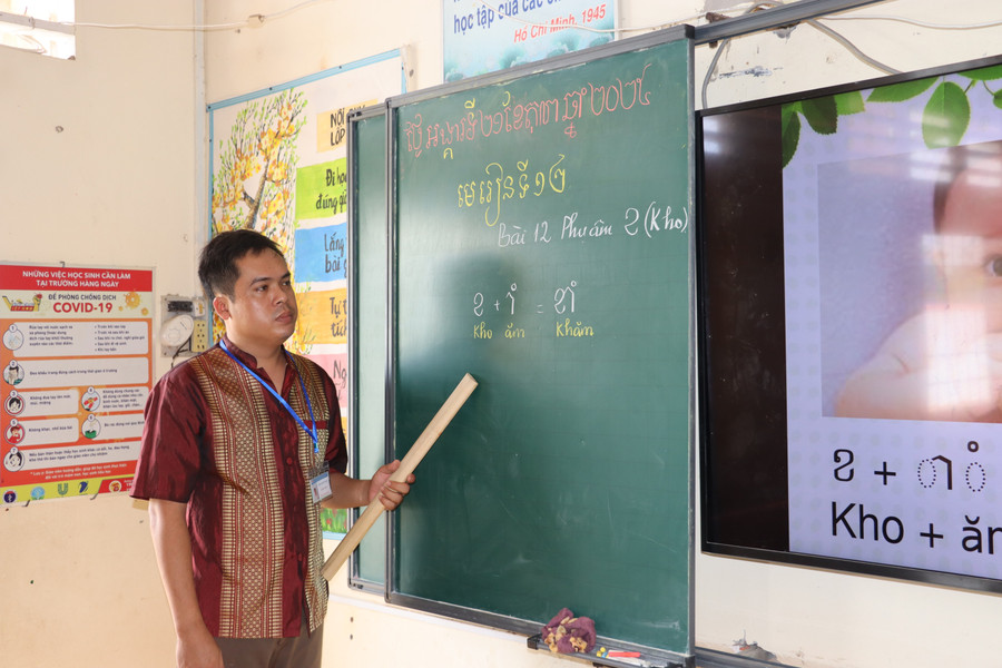 Dạy chữ Khmer cho học sinh vùng đồng bào dân tộc. img-6097.jpg