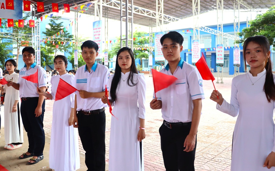 Học sinh ở Cà Mau tập dợt cho lễ khai giảng. khanh-thanh-34.jpg