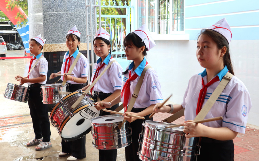 Chuẩn bị nghi thức chào đón đại biểu trong buổi lễ khai giảng. khanh-thanh-40.jpg