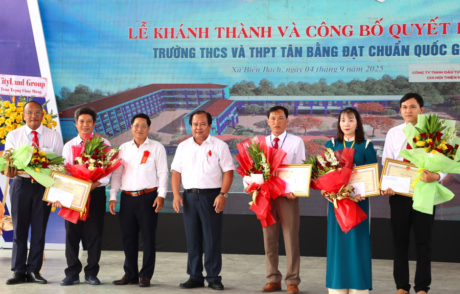 Lãnh đạo tỉnh Cà Mau tặng Bằng khen cho các tập thể, cá nhân. khanh-thanh-14.jpg