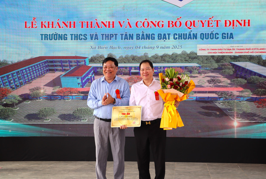 Ông Phạm Thành Ngại, Chủ tịch UBND tỉnh Cà Mau tặng bảng tri ân cho đơn vị tài trợ. khanh-thanh-12.jpg