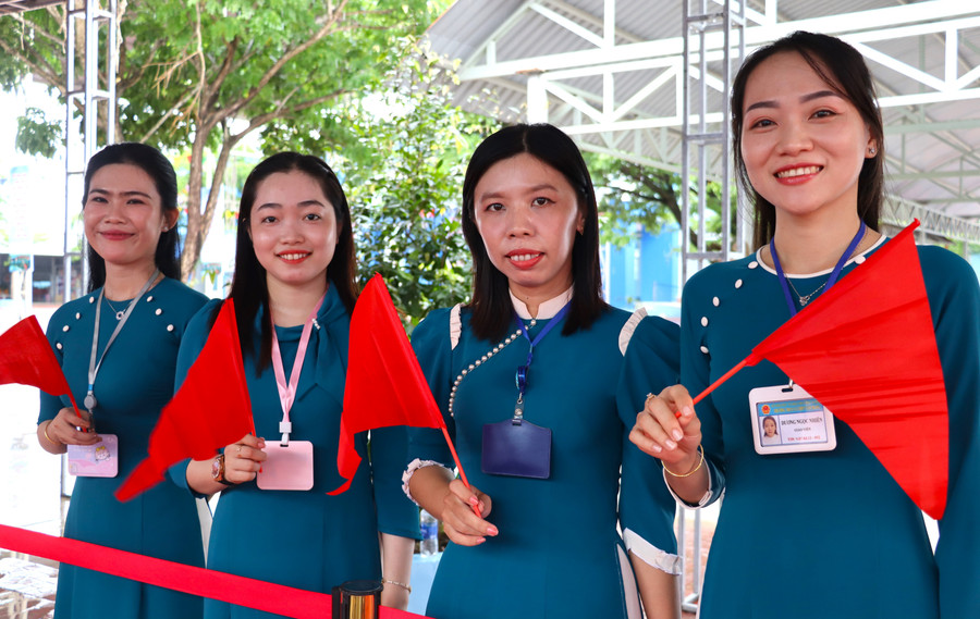 Cán bộ, giáo viên ở Cà Mau háo hức tham dự lễ khai giảng năm học mới. Ảnh: Quách Mến.