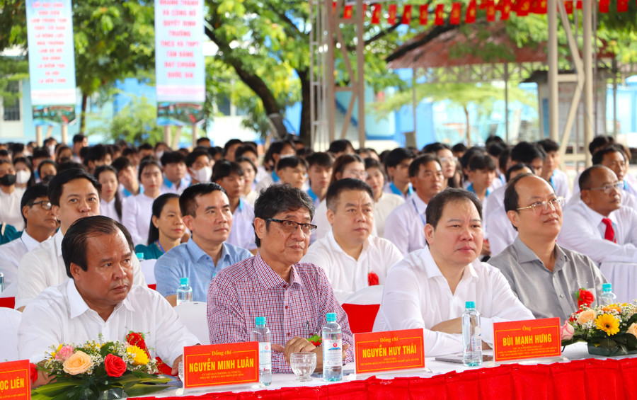 Đại biểu dự lễ. khanh-thanh-2.jpg