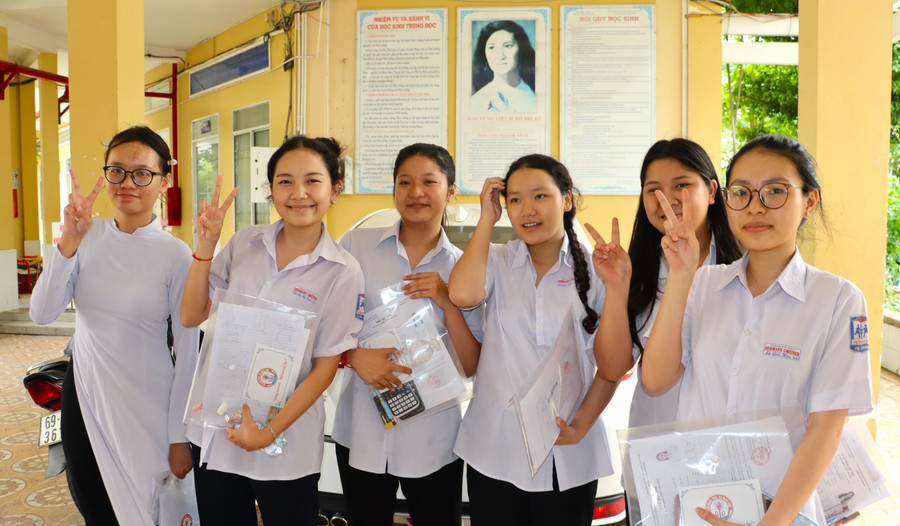 Nhiều trường vùng sâu, xa ở Cà Mau giữ vững thành tích nhiều năm liền có học sinh đỗ tốt nghiệp THPT đạt 100%. do-tot-nghiep-3.jpg