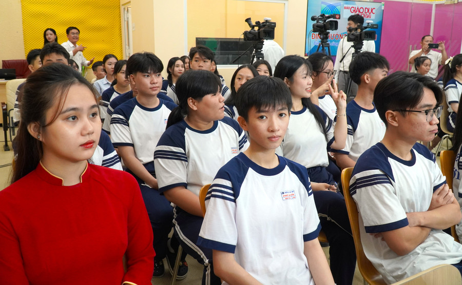 Học sinh theo dõi trực tiếp chương trình. tu-van-4.jpg