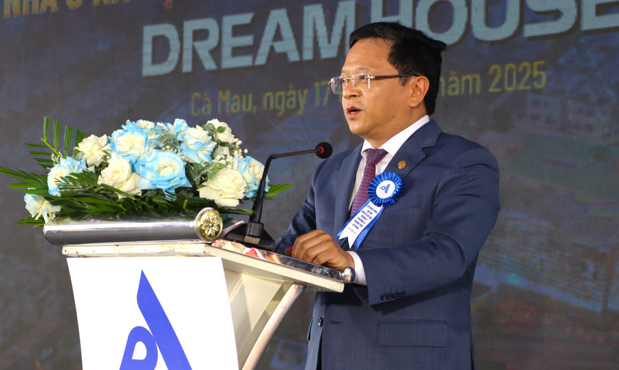 Ông Nguyễn Đức Hiển - Phó Bí thư Thường trực Tỉnh ủy Cà Mau phát biểu tại lễ khởi công. nha-o-xh-2.jpg