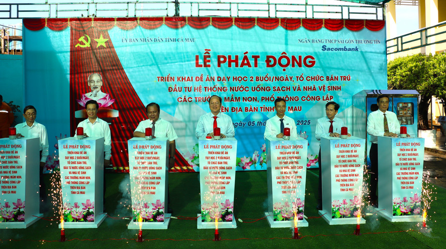 Lãnh đạo tỉnh Cà Mau nhấn nút phát động các dự án. Ảnh: Quách Mến.