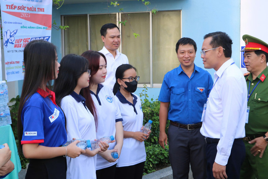 Phó Chủ tịch UBND tỉnh Bạc Liêu Ngô Vũ Thăng gặp gỡ, động viên thí sinh. gen-h-thi-sinh-bac-lieu.jpg