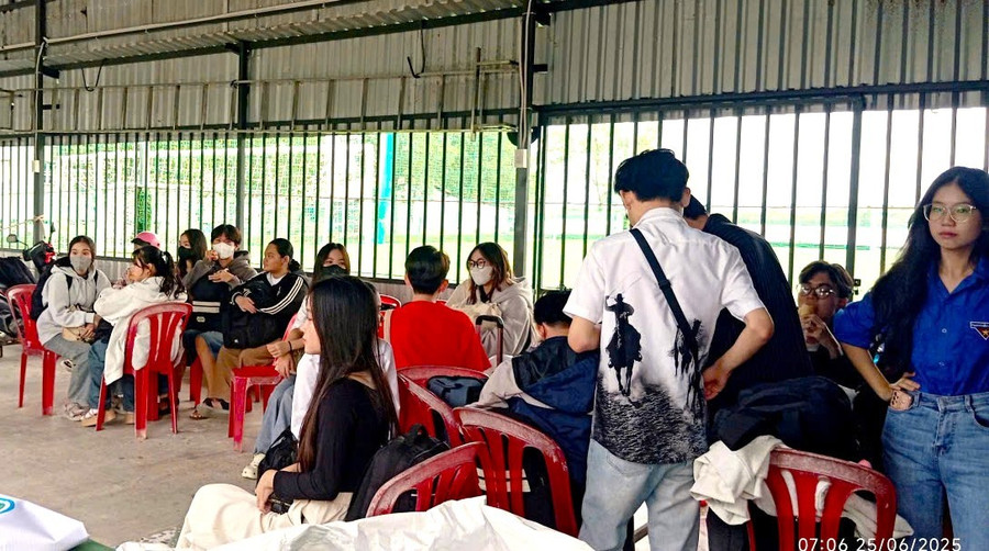 Học sinh tập trung trước khi di chuyển. gen-n-hoc-sinh-ngoc-hien-di-thi-3.jpg