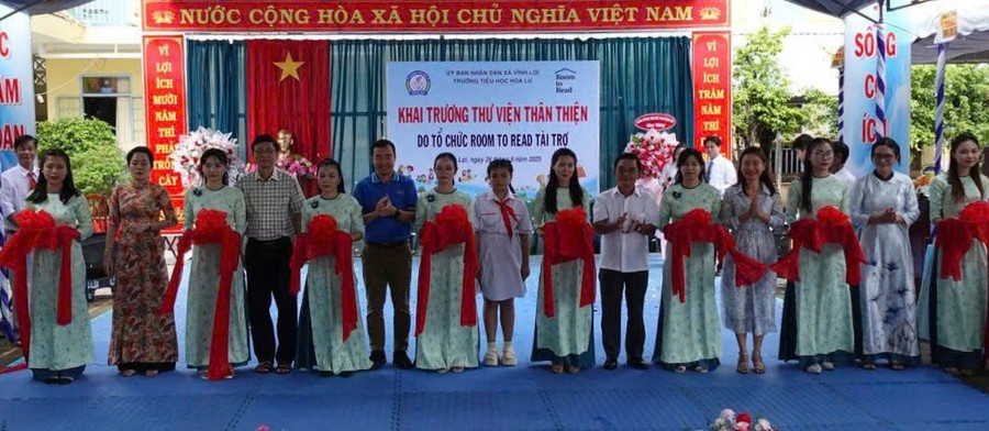 Lãnh đạo các đơn vị cắt băng khai trương thư viện thân thiện.