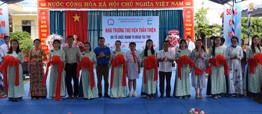 Lãnh đạo các đơn vị cắt băng khai trương thư viện thân thiện.