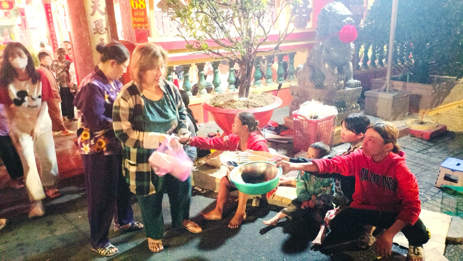 Người ăn xin tập trung trước cổng chùa xin tiền khách hành hương.