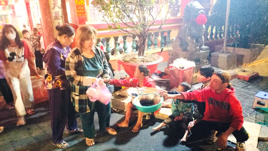 Người ăn xin tập trung trước cổng chùa xin tiền khách hành hương.