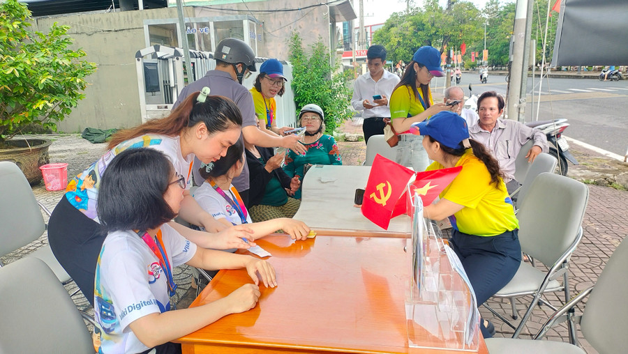 Người dân được hướng dẫn mở tài khoản an sinh, các đăng ký nhận quà Quốc Khánh qua VNEID. an-tet-1.jpg