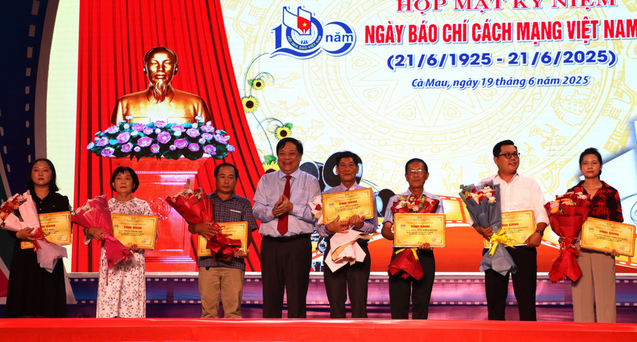 Gia đình các nhà báo liệt sĩ và từ trần được vinh danh.