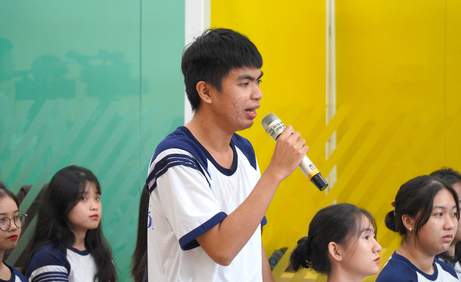 Học sinh đặt câu hỏi trực tiếp tại chương trình. tu-van-20.jpg