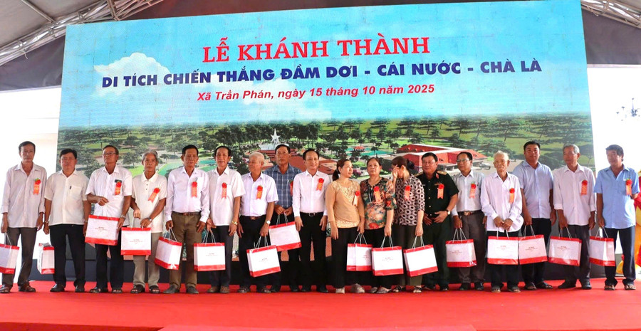 Lãnh đạo tỉnh Cà Mau tặng quà gia đình chính sách. gen-h-chien-thang-dam-doi-2.jpg