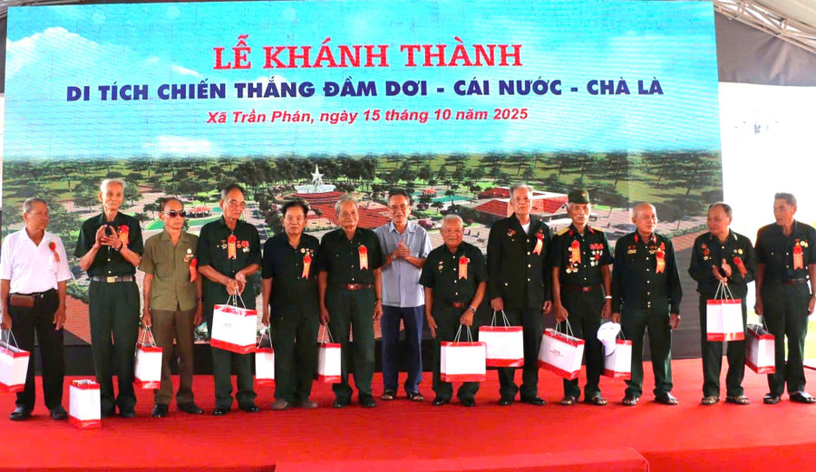 Lãnh đạo tỉnh Cà Mau tặng quà các nhân chứng lịch sử. gen-h-chien-thang-dam-doi-1.jpg
